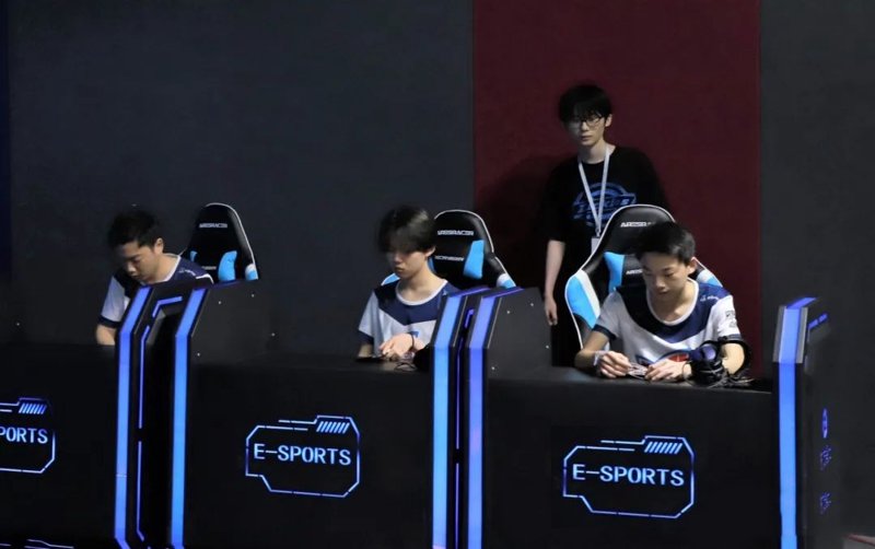 电竞赛事：连接线上与线下的精彩交汇点
